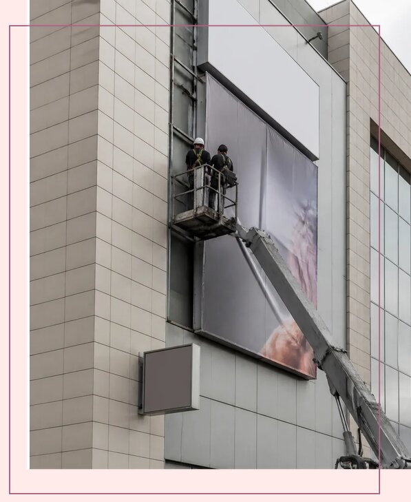 Изготовление и монтаж рекламы на фасаде ТЦ в Темрюке